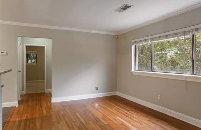 880 Glendale Terrace NE Gallery 3