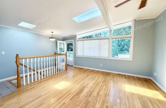 Lovely 4 Bedroom Home in Bellevue! Beautiful Yard and Spacious Floorplan! Gallery 1