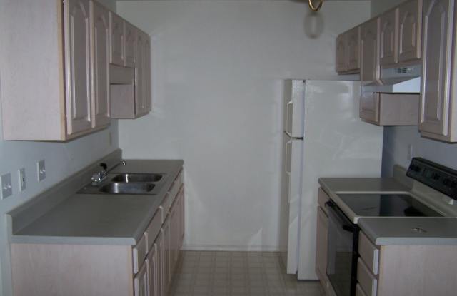2 bed, 2 bath one level condo w/ carport and neighborhood pool Gallery 4
