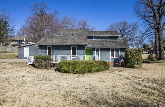 Beautiful, newly renovated, 4 bedroom home! Schedule a tour or submit an application before it is too late! - 1301 Quail Run Circle, Bentonville, AR 72712
