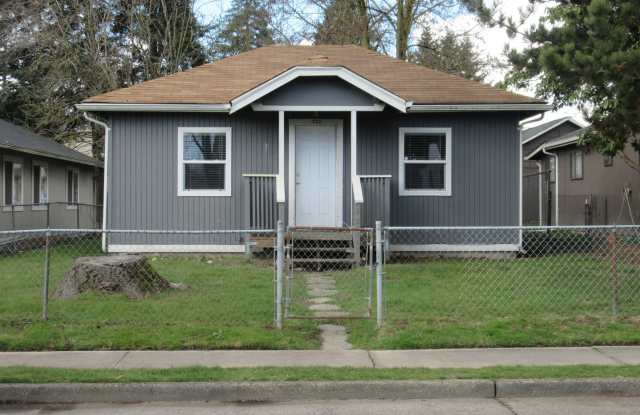 MOVE IN SPECIAL~ Craftsman style 2 bedroom with new carpeting. - 131 16th Avenue, Longview, WA 98632