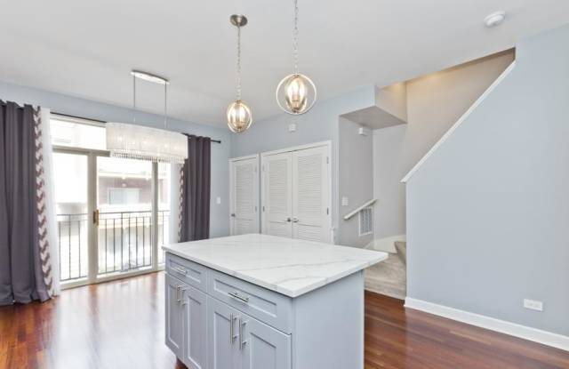 1332 N Burling Gallery 2
