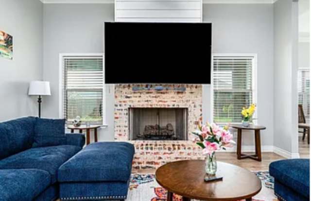 Fully Furnished 4 bed 2 bath Gallery 4