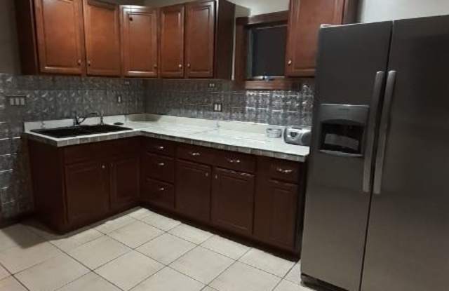 907 Fruit Ave Upstairs - 907 Fruit Avenue, Cleveland, OH 44113
