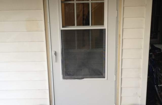 1 Bedroom Duplex Close to UIHC All Utilities Paid - 817 1/2 River Street, Iowa City, IA 52246