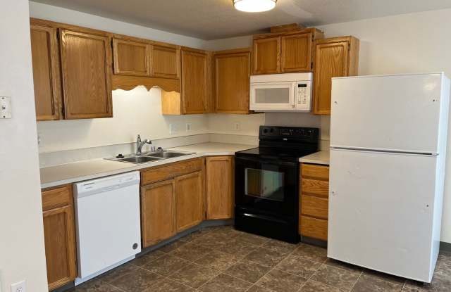 Spacious 3 bed 2.5 Bath Townhome in Cascade Park! All Appliances Included! Ceiling Fans in Every Room! Great Location! - 14212 Southeast 7th Way, Vancouver, WA 98683