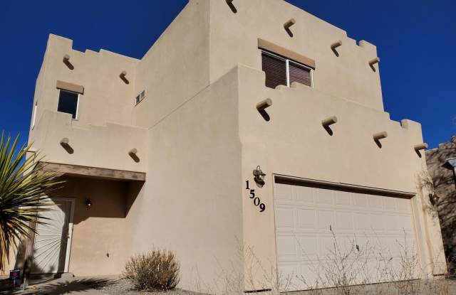 Desirable 3 bedroom home in lovely Vista Del Norte neighborhood. Gallery 1