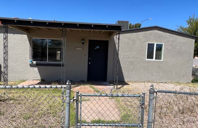 3 Bedroom 2 Bath Home! close to the UofA! photos photos