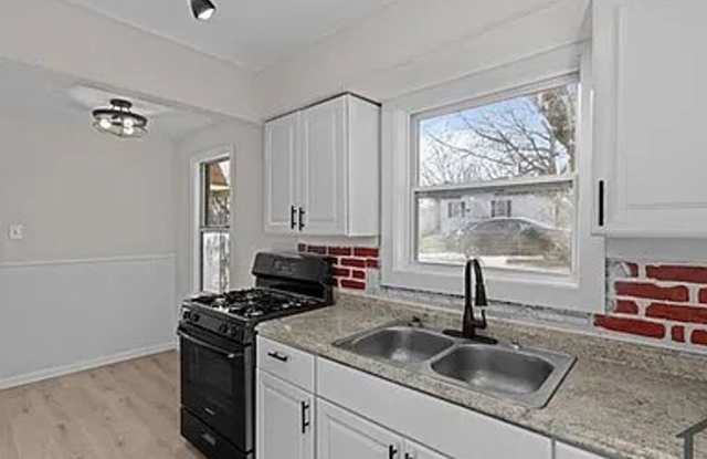 Charming 3 Bed, 1 Bath Home for Rent Gallery 3