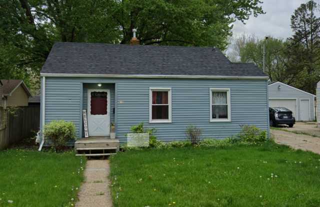 Great little home without the high price! - 613 Morton Avenue, Des Moines, IA 50313