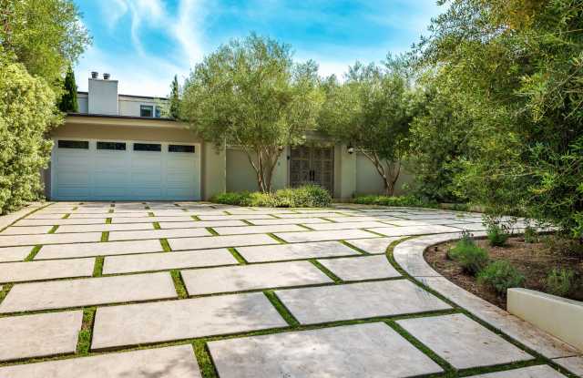 Spectacular and Spacious Tuscan style Montecito Home with Pool! Gallery 4