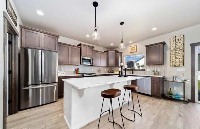 Brand New 4-Bed Home With RV-Garage Gallery 3