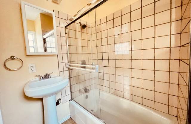 Spacious private back house Studio fresh and clean, with shared courtyard space. Gallery 4