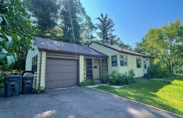 Four Bedroom Two Bath House - Great Location! photos photos