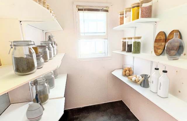 Charming Single Family Home - Hardwood Floors - Large Detached Garage - Fenced-In Backyard Gallery 4