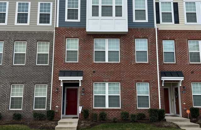 Spacious 3 Bed / 2.5 Bath Townhome with Available Now! - 4607 Wistar Creek Drive, Dumbarton, VA 23228