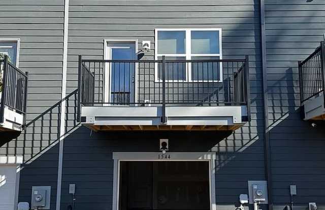Room in 3 Bedroom Home at Levy Wy Gallery 3