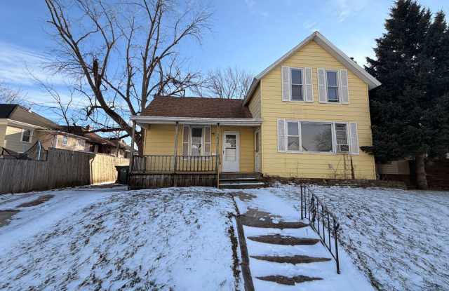 Cute 2 bed 1.5 baths house $750 photos photos