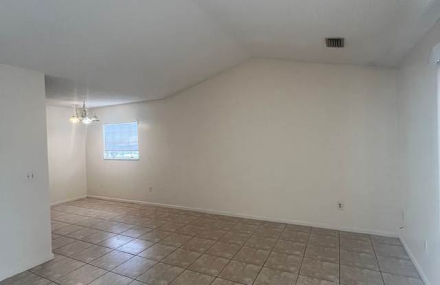 2 Bedroom, 1 Bath and 1 Car Garage Cute Duplex Gallery 3
