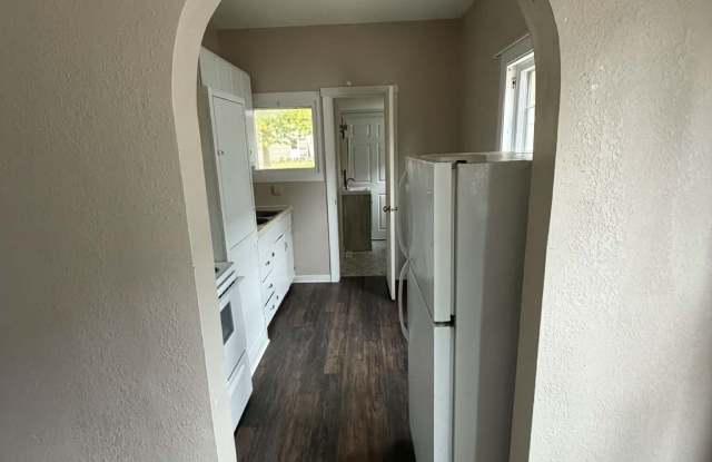 305 North Broadway - 307 1/2 Gallery 2