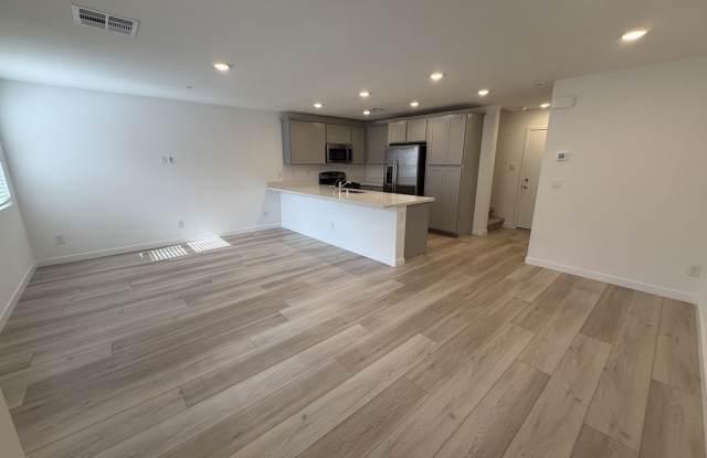 MOVE IN BONUS!! IMMACULATE 3-BEDROOM, 2.5 BATH TOWNHOME Gallery 3
