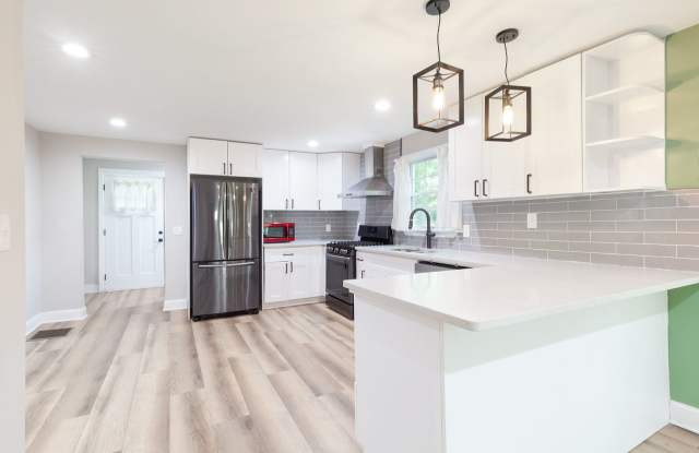 Updated 3bd/2ba w/ Large Backyard  Lawn Care Included! photos photos