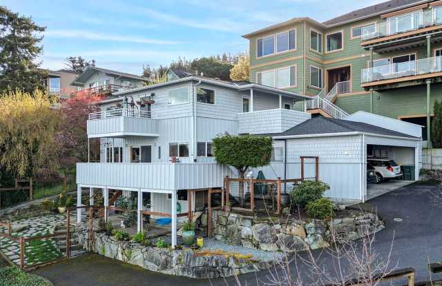 Bayview Condo 2 Bedrooms with Gas Fireplace  - S State St Gallery 4