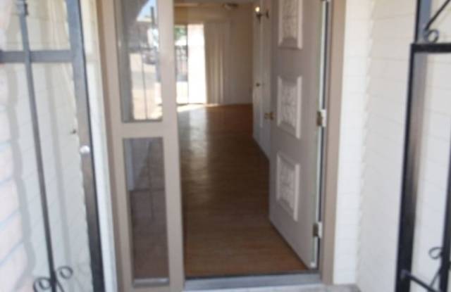Spacious 4bd/2ba Featuring Central A/C and Large Private Yard Gallery 4