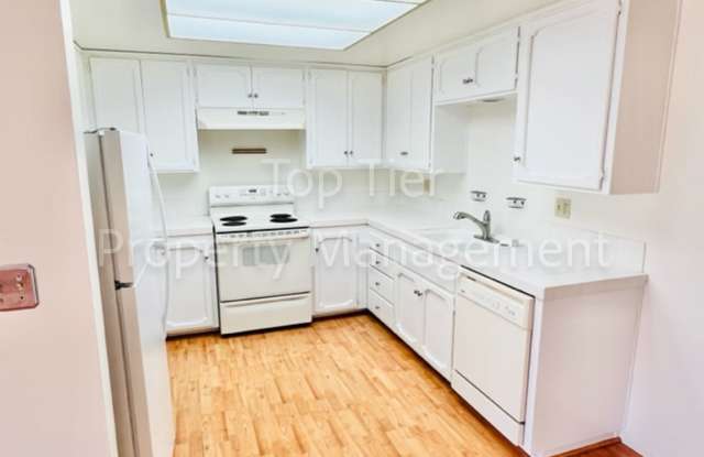 Nice 2Bd/2Bth, 1180sf end-unit Condo in University Heights. Available NOW! Gallery 3