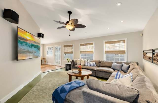 4bd / 3.5ba Charming Nautical Kahala Home with a Pool and A/C.  - Kahala Seaside Gallery 4