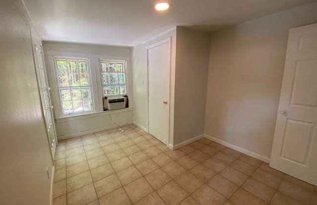 UT PRE-LEASE: Spacious, Updated  North Campus House, Walk to Campus! Gallery 3