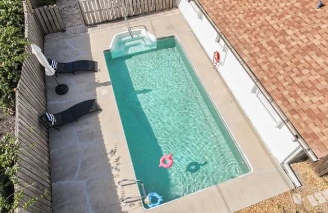 ** PRIVATE POOL HOME IN THE HEART OF NAPLES -- FURNISHED 3 BEDROOM/2 FULL BATH ** PET FRIENDLY ** READY FOR A LONG TERM TENANT ** Gallery 3