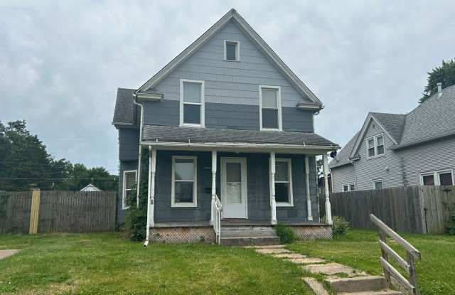 3 Bedroom 1 Bath House in Moline - 2938 11th Avenue C, Moline, IL 61265