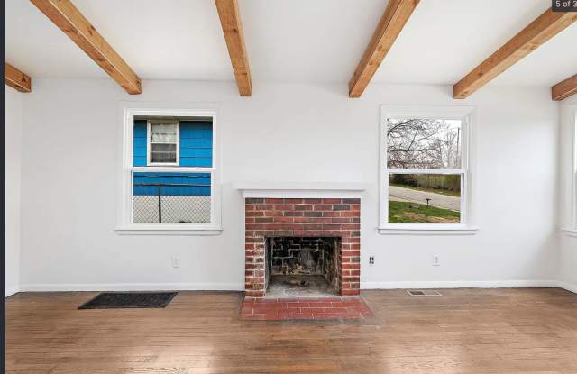 Charming 3 bedroom home with huge yard! Gallery 3