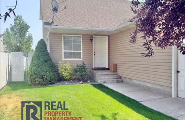 5 Bedroom 3.5 Bath Duplex - 2 car garag Gallery 3