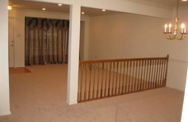 108 THOROUGHBRED Court Gallery 3