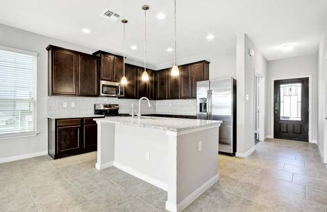 4-Bedroom Home Near Randolph AFB Gallery 4