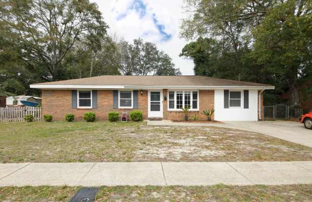 Central Niceville Location with a pool. - 313 22nd Street, Niceville, FL 32578