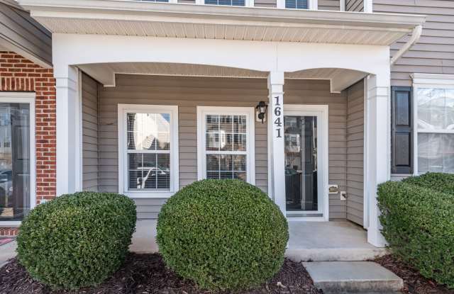 Two Bedroom Durham Townhouse: Available August 7th Gallery 3