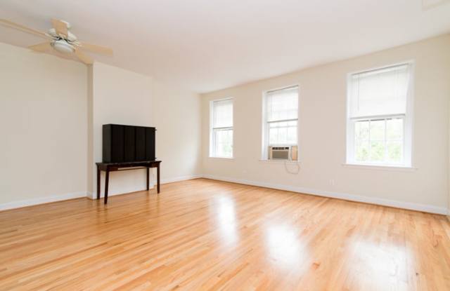911 R St NW # 2 Gallery 4
