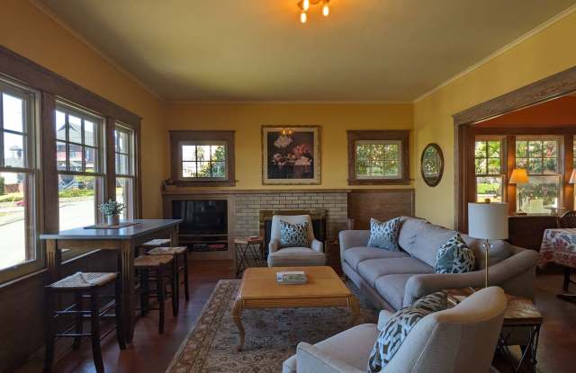 Furnished spacious 2/1 historic home in downtown Arcata photos photos
