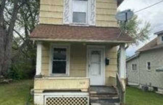 1219 18th NE St - 1219 18th Street Northeast, Canton, OH 44705