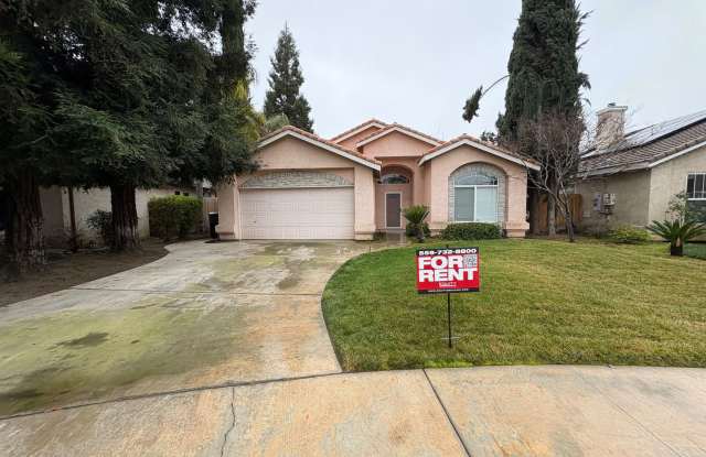 Beautiful home nestled in a Cul-de-Sac! Available Now! - 1427 East La Vida Court, Visalia, CA 93292