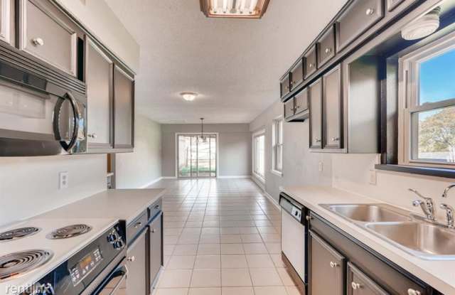 1909 Cindy Ct Gallery 4