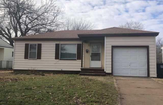 Super Clean, close to meadowlake and shopping! AVAILABLE NOW!!! - 1706 West Wallace Drive, Enid, OK 73703