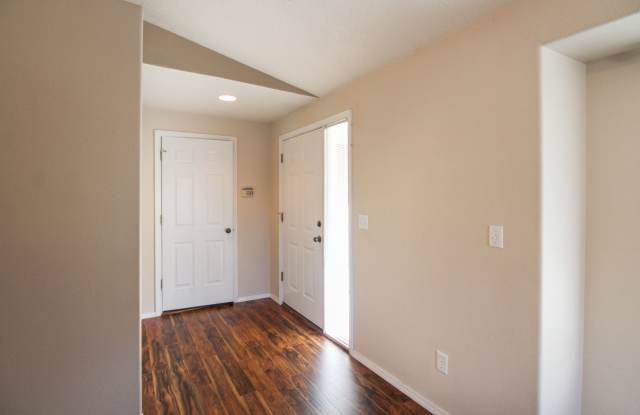 RENT SPECIAL: $500 Off First Full Month's Rent With One Year Lease! ~ Lone Oak 3882 Gallery 4