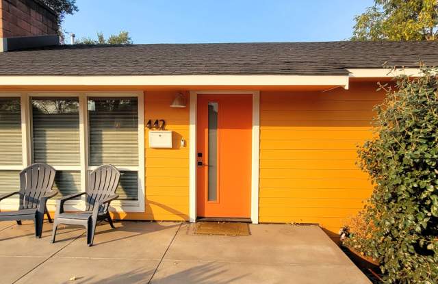 Charming Single-level Home, Fully Furnished + WIFI. Convenient NE Location! Pilot Butte, Downtown. photos photos