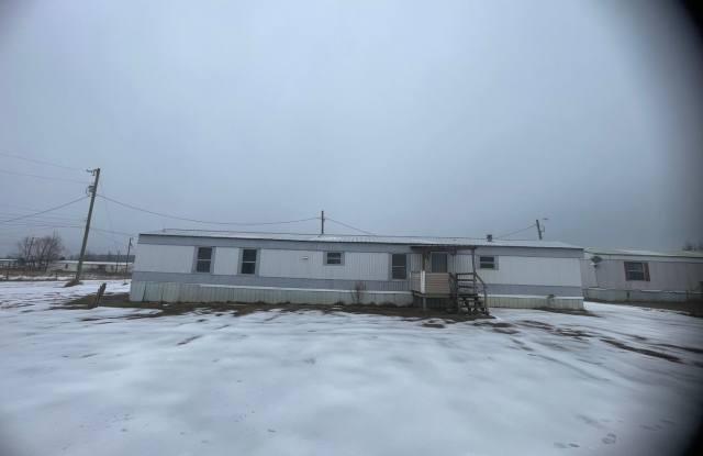 Country living with spacious front and backyard - 3 beds/ 2bath available now Gallery 2