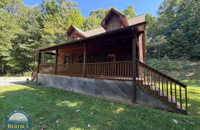 Three Bedroom Home with Spacious Outdoor Area Gallery 1