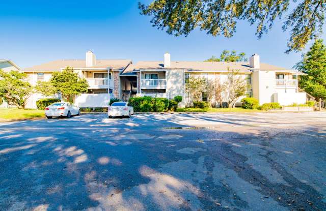 Well-maintained Pensacola Condo with Community Pool & Central Location photos photos